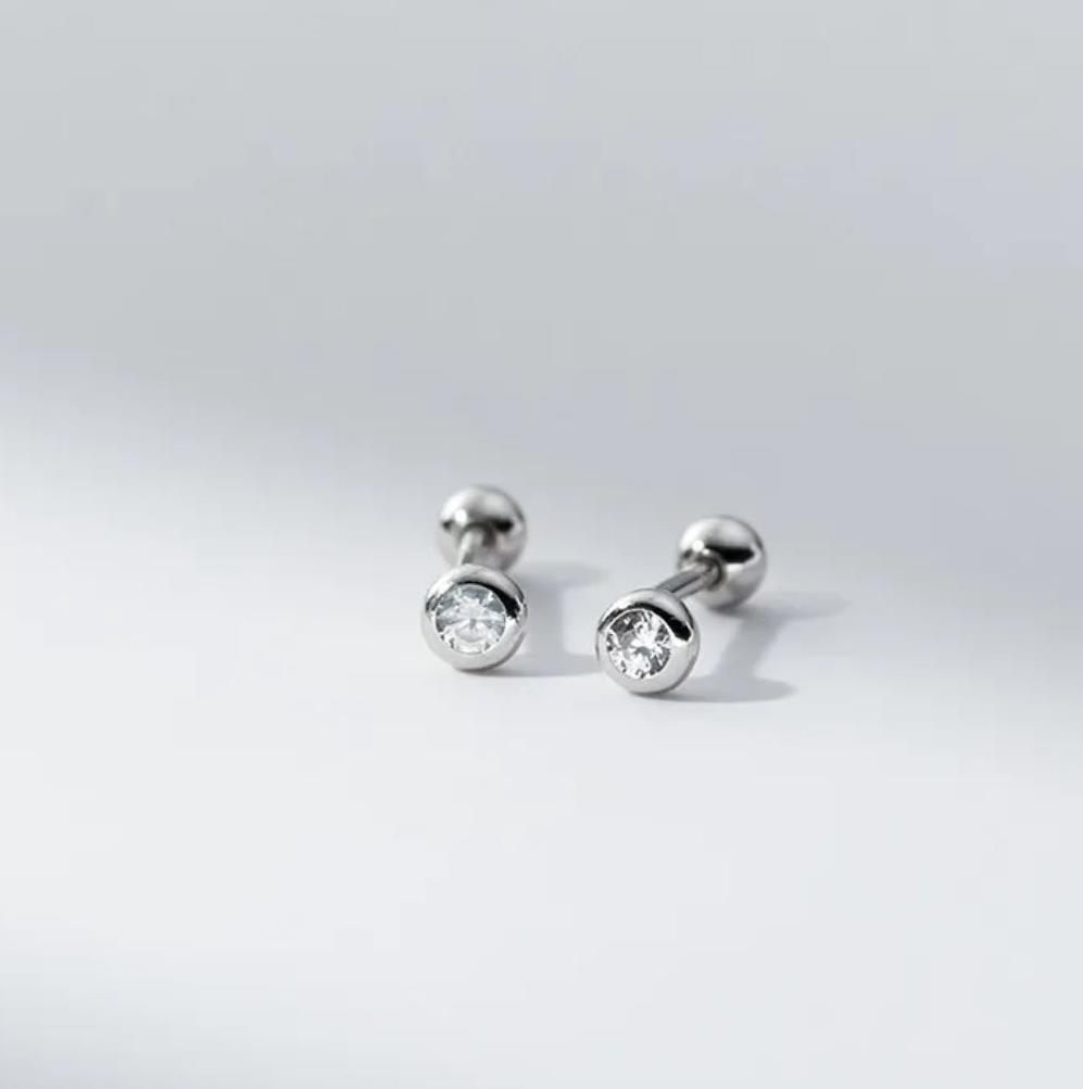 Aros con tope de plata y punto de luz