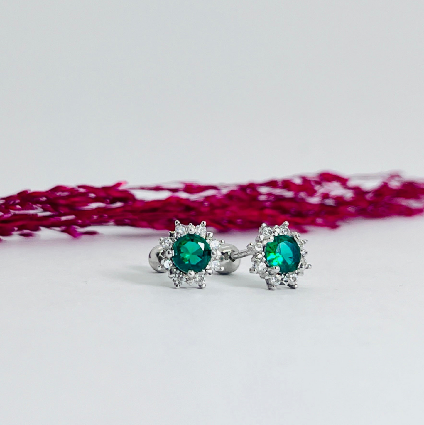Aros de plata con tope flor circonita verde