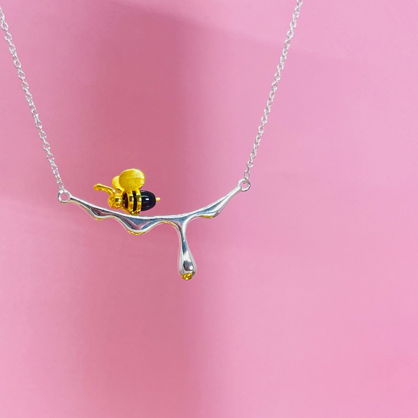 Collar de plata abejita