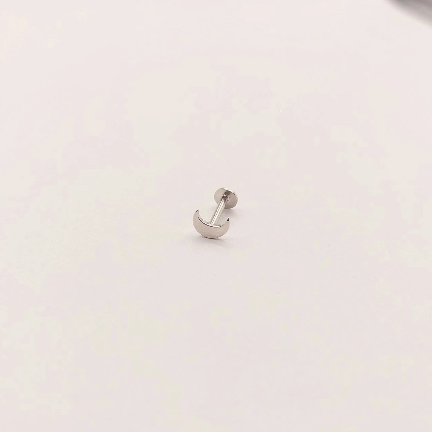 Piercing de plata con tope plano