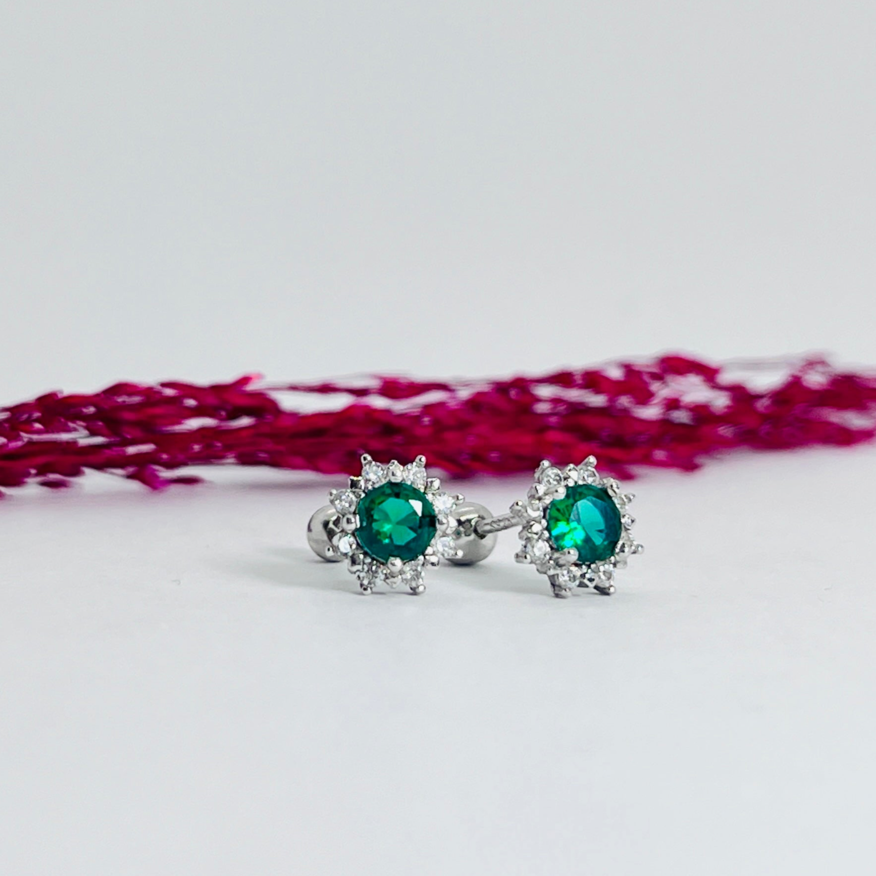 Aros de plata con tope flor circonita verde