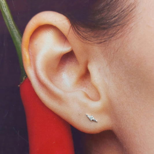 Piercing de plata con tope plano
