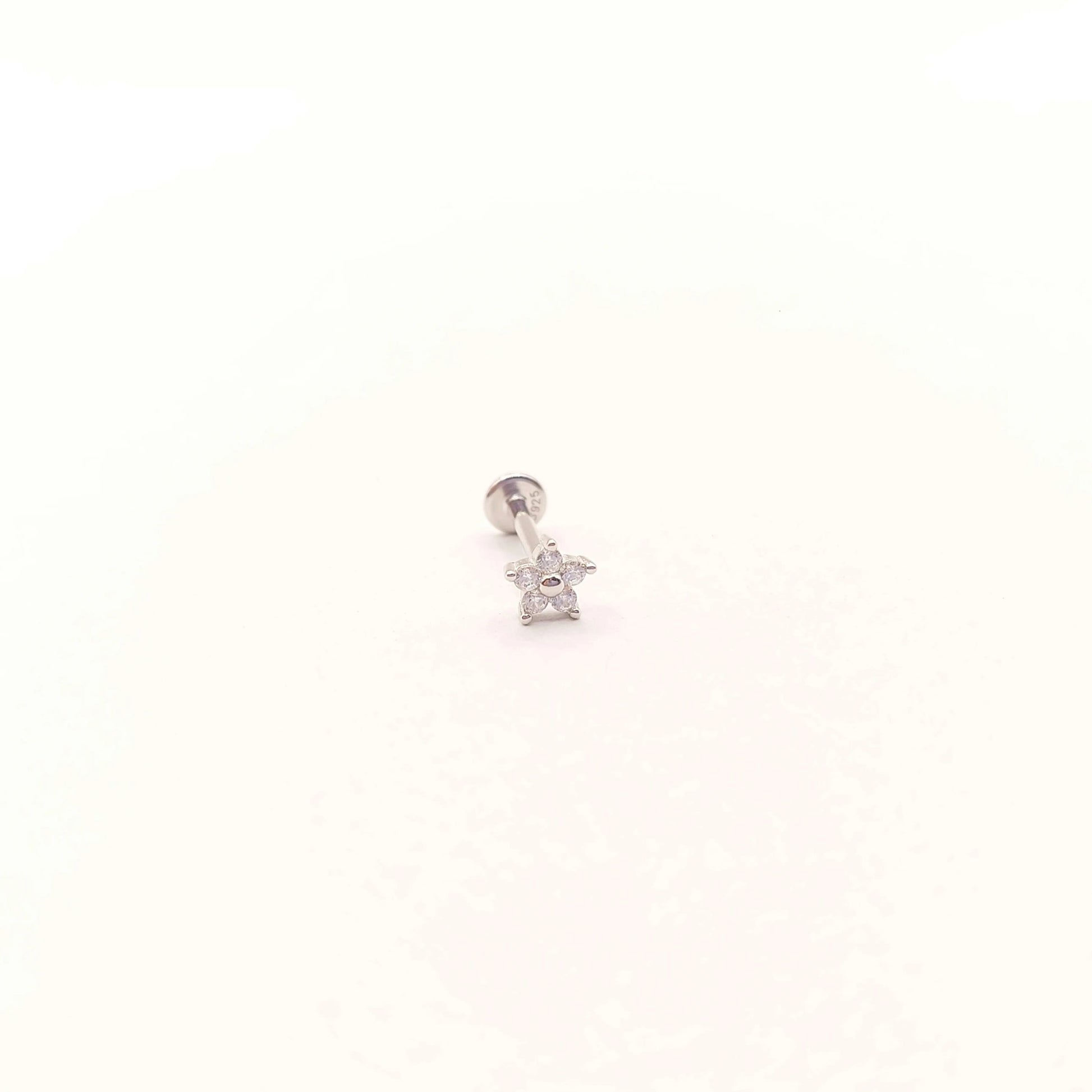 Piercing de plata con tope plano 